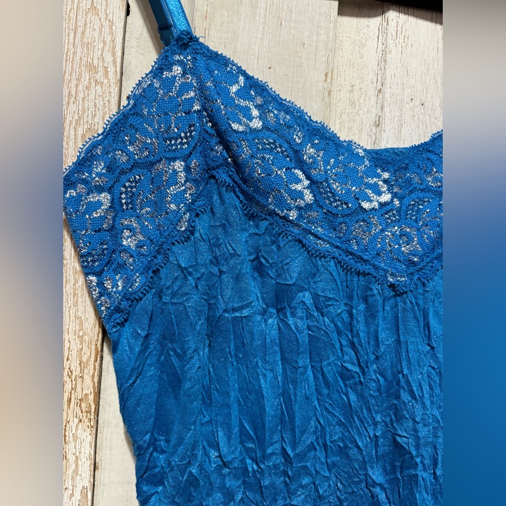 Vintage Vanity Crinkle Metallic Tank Tops - Picture 2 of 5